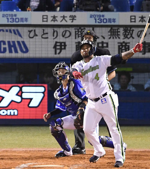 ヤクルト対DeNA　7回裏ヤクルト2死三塁、バレンティンは右越え2点本塁打を放つ。投手エスコバー（撮影・山崎安昭）