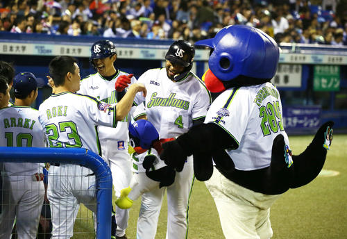 ヤクルト対DeNA　7回裏ヤクルト2死三塁、バレンティン（中央右）は右中間に2点本塁打を放ちタッチで迎えられる（撮影・足立雅史）
