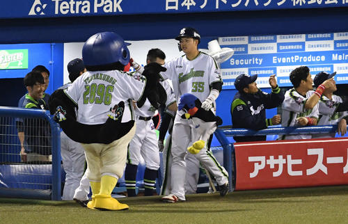 ヤクルト対DeNA　4回裏ヤクルト1死一、二塁、3点本塁打を放った村上（中央）はチームメートとタッチをかわす（撮影・山崎安昭）