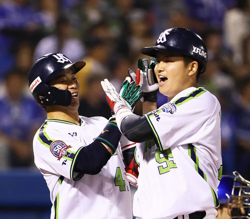 ヤクルト対DeNA　4回裏ヤクルト1死一、二塁、村上（右）は右中間への3点本塁打を放ち雄平とタッチを交わす（撮影・足立雅史）