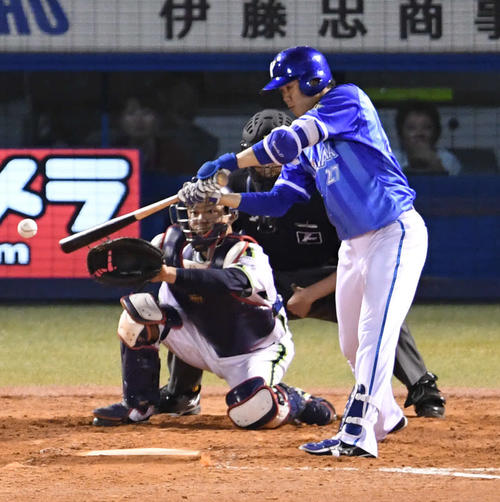 ヤクルト対DeNA　5回表DeNA1死、上茶谷はプロ初安打となる中前打を放つ。投手石川（撮影・山崎安昭）