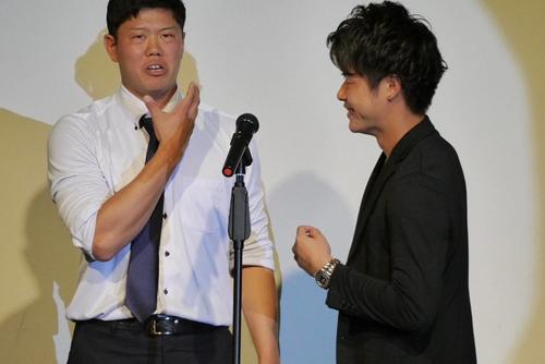自身の激励会で後輩や関係者を前に、志願の漫才を披露したDeNAドラフト1位の上茶谷（左）