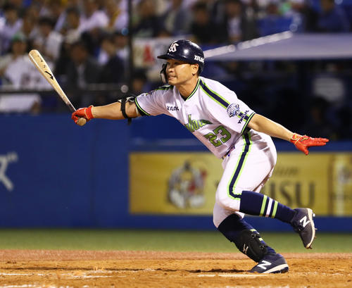 ヤクルト対DeNA　9回裏ヤクルト1死、左前打を放つ青木（撮影・足立雅史）