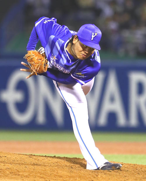 ヤクルト対DeNA　力投するDeNA先発の浜口（撮影・足立雅史）