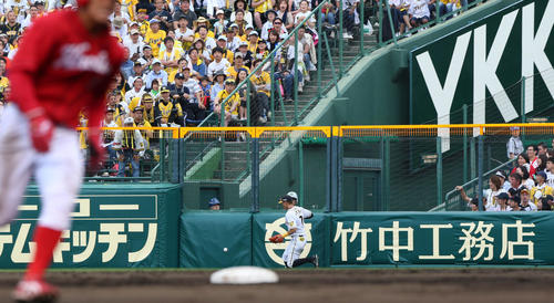 4回表広島2死一塁、菊池涼介の打球が右翼フェンス上に転がり適時三塁打となる（撮影・上山淳一）