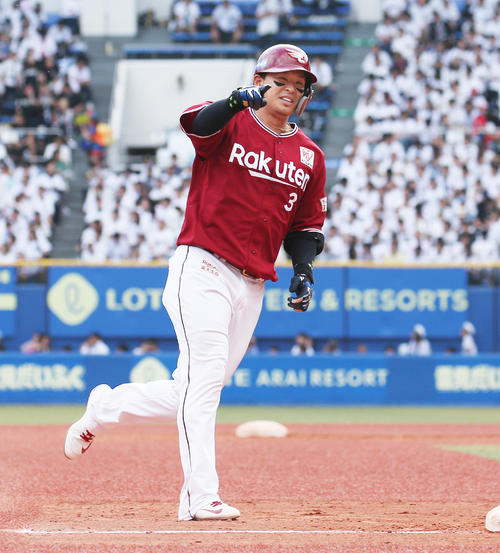 ロッテ対楽天　7回表楽天2死、本塁打を放ちベンチを指さす浅村（撮影・中島郁夫）