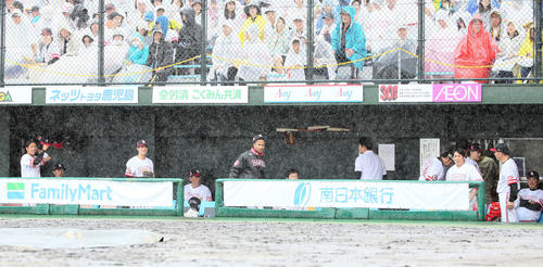 4回2失点で勝ち投手となったミランダ（中央）はベンチの中から激しい雨を見つめる（撮影・栗木一考）