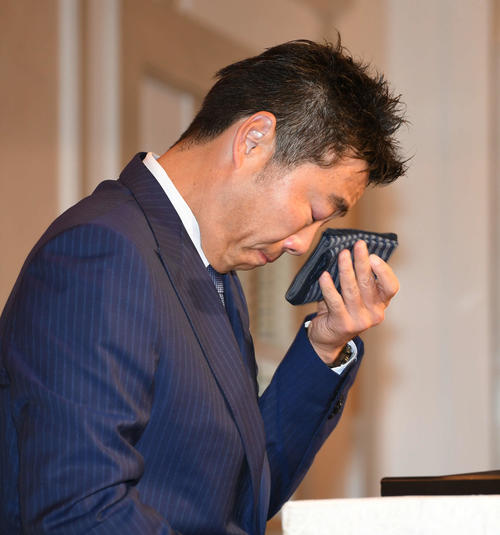 引退会見で涙を拭う巨人上原（2019年5月20日撮影）