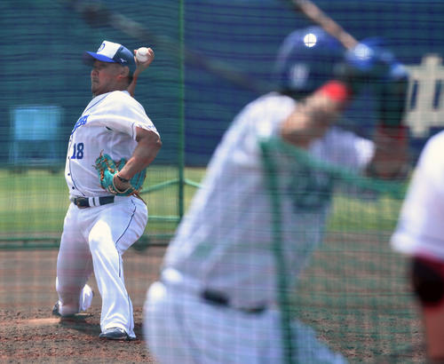 故障後、初の打撃投手を務めた松坂。打者は武山（撮影・前岡正明）