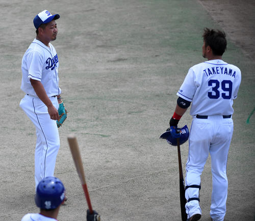 故障後、初の打撃投手を終えた松坂（左）は武山と話す（撮影・前岡正明）
