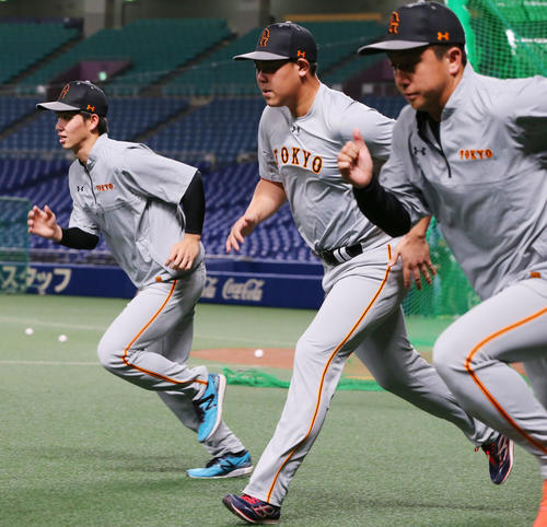 中日対巨人 試合前、走り込む、左から巨人高橋、山口、沢村(撮影・垰建太)