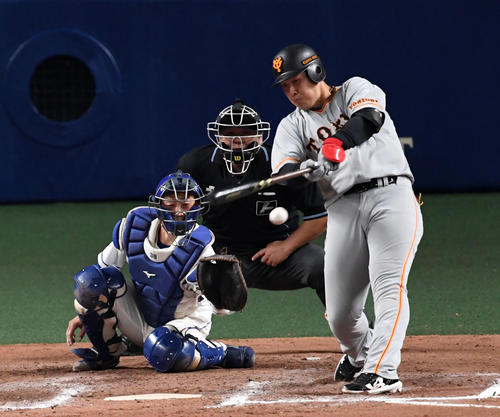 中日対巨人 7回表巨人2死一、三塁、岡本は左前適時打を放つ(撮影・前岡正明)