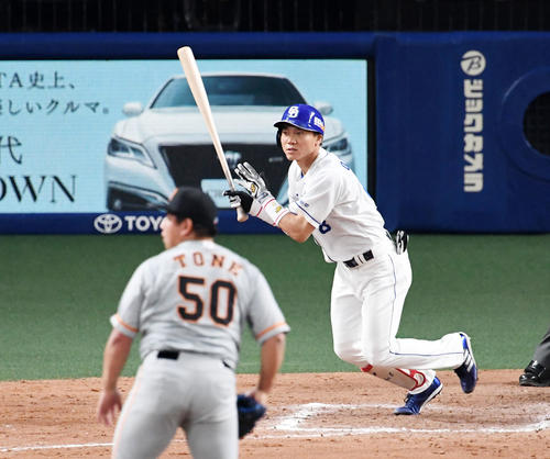 中日対巨人 8回裏中日2死一、二塁、大島は右適時二塁打を放つ。投手戸根(撮影・前岡正明)