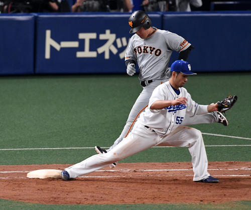 中日対巨人 9回表巨人1死一、三塁、岡本は二塁ゴロ併殺に倒れる。野手福田(撮影・前岡正明)