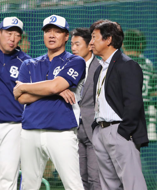 中日対巨人 試合前、談笑する中日与田監督(左)と田尾氏(撮影・垰建太)