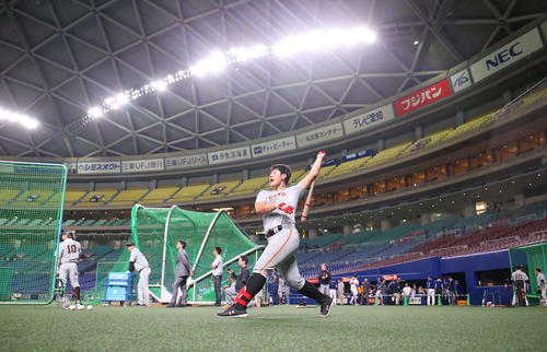 中日対巨人 試合前、ロングティーを行う巨人岡本(撮影・垰建太)