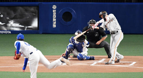 中日対巨人 1回表巨人無死二塁、坂本勇は先制の中前適時打を放つ。投手清水(撮影・前岡正明)