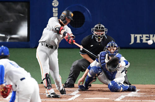 中日対巨人 1回表巨人2死三塁、亀井は左適時二塁打を放つ。投手清水(撮影・前岡正明)
