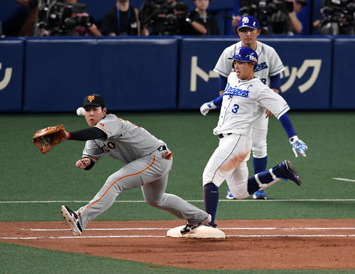 中日対巨人 4回裏中日無死二塁、高橋は二塁内野安打を放つ。野手岡本(撮影・前岡正明)