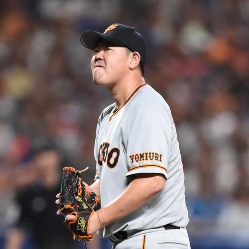 中日対巨人 4回裏中日2死一、三塁、松井雅人を三振にしとめ唇をかみしめグラブを叩く山口俊(撮影・森本幸一)