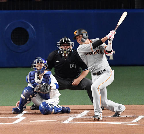 中日対巨人　1回表巨人無死二塁、坂本勇は先制の中前適時打を放つ（撮影・前岡正明）