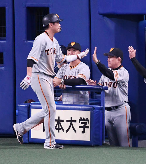 中日対巨人　1回表巨人2死三塁、亀井の左適時二塁打で生還した坂本勇（左）を迎える原監督（撮影・前岡正明）