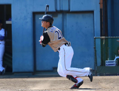 イースタン・リーグ　DeNA対日本ハム　5回表日本ハム無死で右越えにソロ本塁打を放つ日本ハム清宮（撮影・山崎純一）