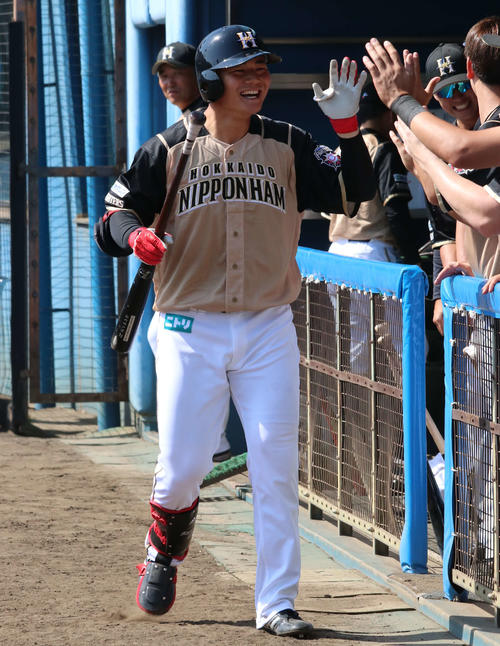 イースタン・リーグ　DeNA対日本ハム　5回表日本ハム無死で右越えにソロ本塁打を放ち、チームメートとハイタッチする日本ハム清宮（撮影・山崎純一）