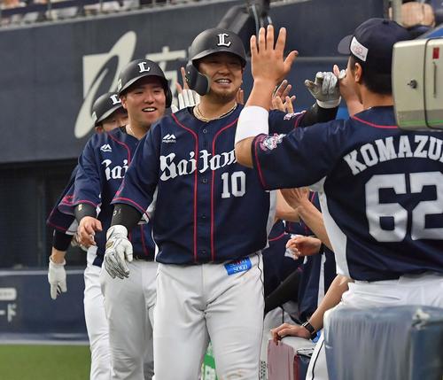7回表西武1死満塁、右越えに満塁本塁打を放ちナインとハイタッチする森友哉（撮影・上田博志）