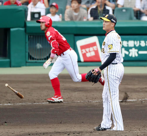 阪神対広島　4回表広島2死一塁、秋山は菊池涼に右越え適時三塁打を打たれ失点する（撮影・加藤哉）