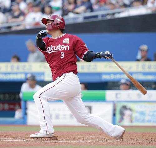 ロッテ対楽天　7回表楽天2死、勝ち越し本塁打を放った浅村（撮影・中島郁夫）