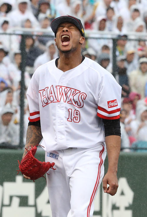 ソフトバンク対日本ハム　4回表日本ハム2死満塁、近藤健介を二直に仕留めたミランダは気合の入った表情を見せる（撮影・梅根麻紀）