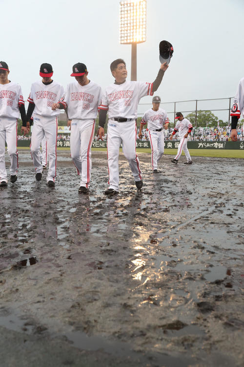 ソフトバンク対日本ハム　降雨のため5回コールドで試合は終了。工藤公康監督はスタンドのファンにあいさつをして引き揚げる（撮影・梅根麻紀）