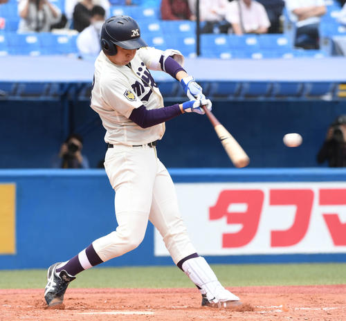 慶大対明大　2回裏明大2死満塁、竹田は左越え満塁本塁打を放つ（撮影・山崎安昭）