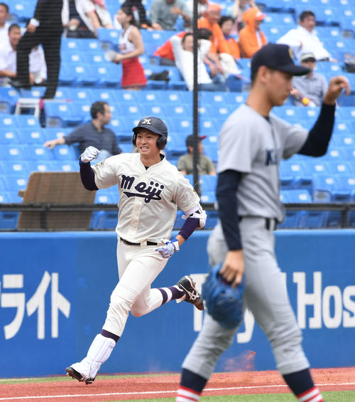 慶大対明大　2回裏明大2死満塁、満塁本塁打を放った竹田（後方）はガッツポーズ。投手佐藤（撮影・山崎安昭）