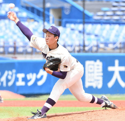 慶大対明大　力投する明大先発の竹田（撮影・山崎安昭）