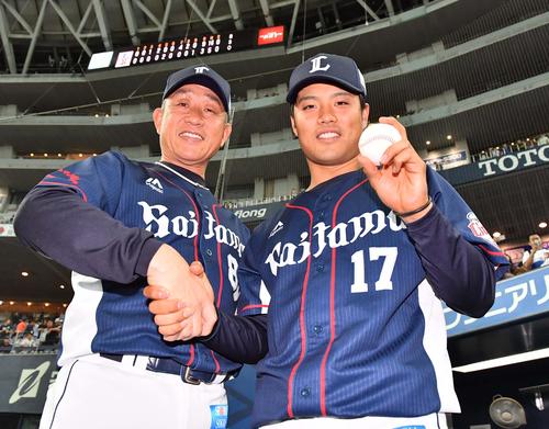オリックス対西武　プロ初勝利をあげ勝利球を手に辻監督（左）と笑顔で握手を交わす松本（撮影・上田博志）