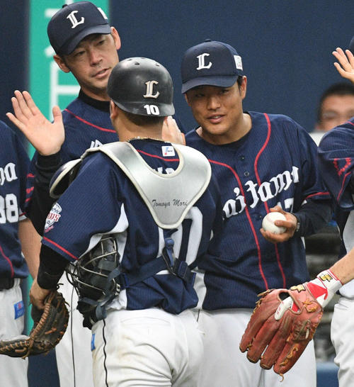 オリックス対西武　幕切れで森から祝福を受ける松本（右）（撮影・渦原淳）