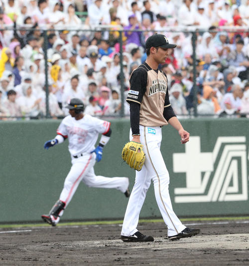 ソフトバンク対日本ハム　1回裏ソフトバンク1死一塁、グラシアルに中越え先制2点本塁打を浴びた上原（撮影・梅根麻紀）