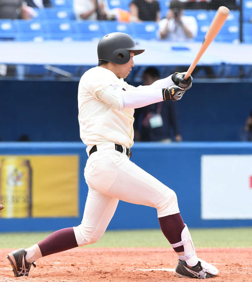 法大対早大　2回裏早大1死一、二塁、中川卓は左翼へ適時二塁打を放つ（撮影・山崎安昭）