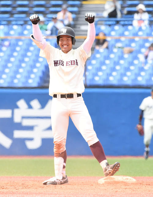 法大対早大　2回裏早大1死一、二塁、適時二塁打を放った中川卓（右）はガッツポーズ（撮影・山崎安昭）