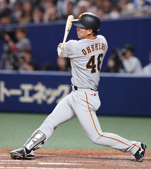 中日対巨人　9回表巨人無死、代打大城は右越えソロ本塁打を放つ（撮影・垰建太）