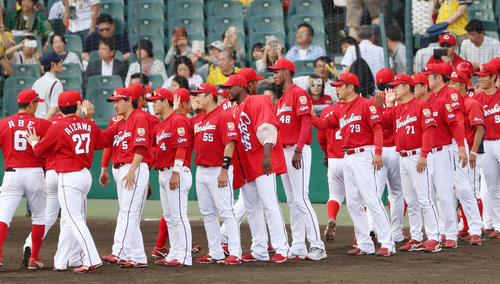阪神対広島　阪神に3連勝しナインを迎える緒方孝市監督（撮影・加藤哉）