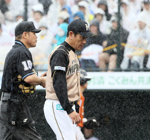 ソフトバンク対日本ハム　4回裏ソフトバンク無死一塁、上原健太に交代を出す栗山英樹監督（撮影・栗木一考）
