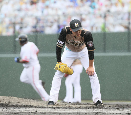 ソフトバンク対日本ハム　4回裏ソフトバンク無死、アルフレド・デスパイネ・ロドリゲスにソロ本塁打を浴びる上原健太（撮影・栗木一考）