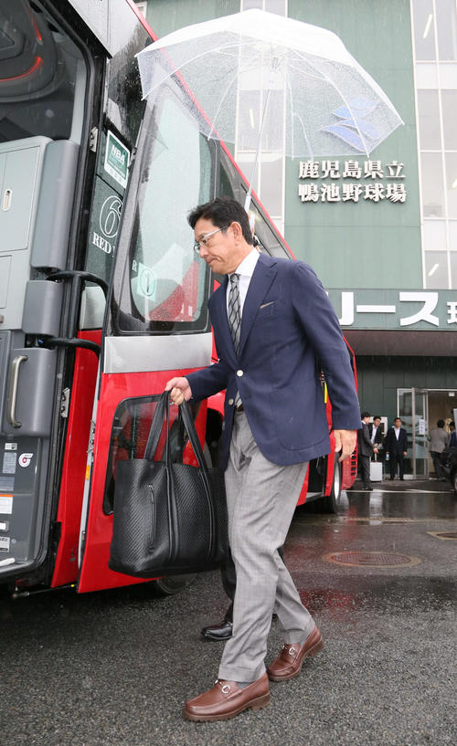 ソフトバンク対日本ハム　球場を後にする栗山英樹監督（撮影・栗木一考）