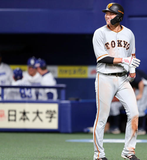 中日対巨人　中日に敗れ悔しそうにスコアボードを見つめる巨人坂本勇（撮影・垰建太）