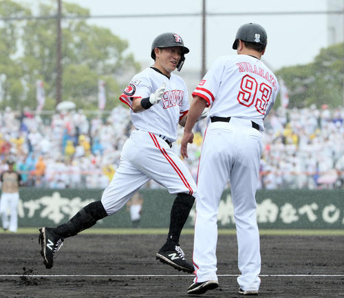 ソフトバンク対日本ハム　3回裏ソフトバンク1死、川島は右越えにソロ本塁打を放ち村松有人コーチ（右）とタッチ（撮影・栗木一考）