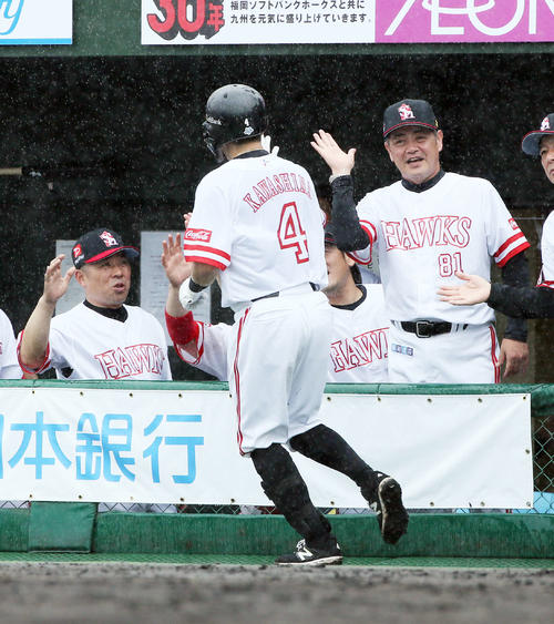 ソフトバンク対日本ハム　3回裏ソフトバンク1死、川島は右越えにソロ本塁打を放ち工藤監督（右）の出迎えを受ける（撮影・栗木一考）