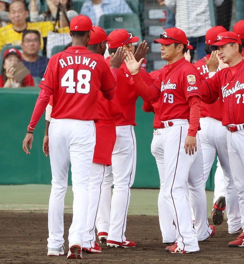 阪神対広島　阪神に3連勝しアドゥワ（左）とタッチする緒方監督（撮影・加藤哉）